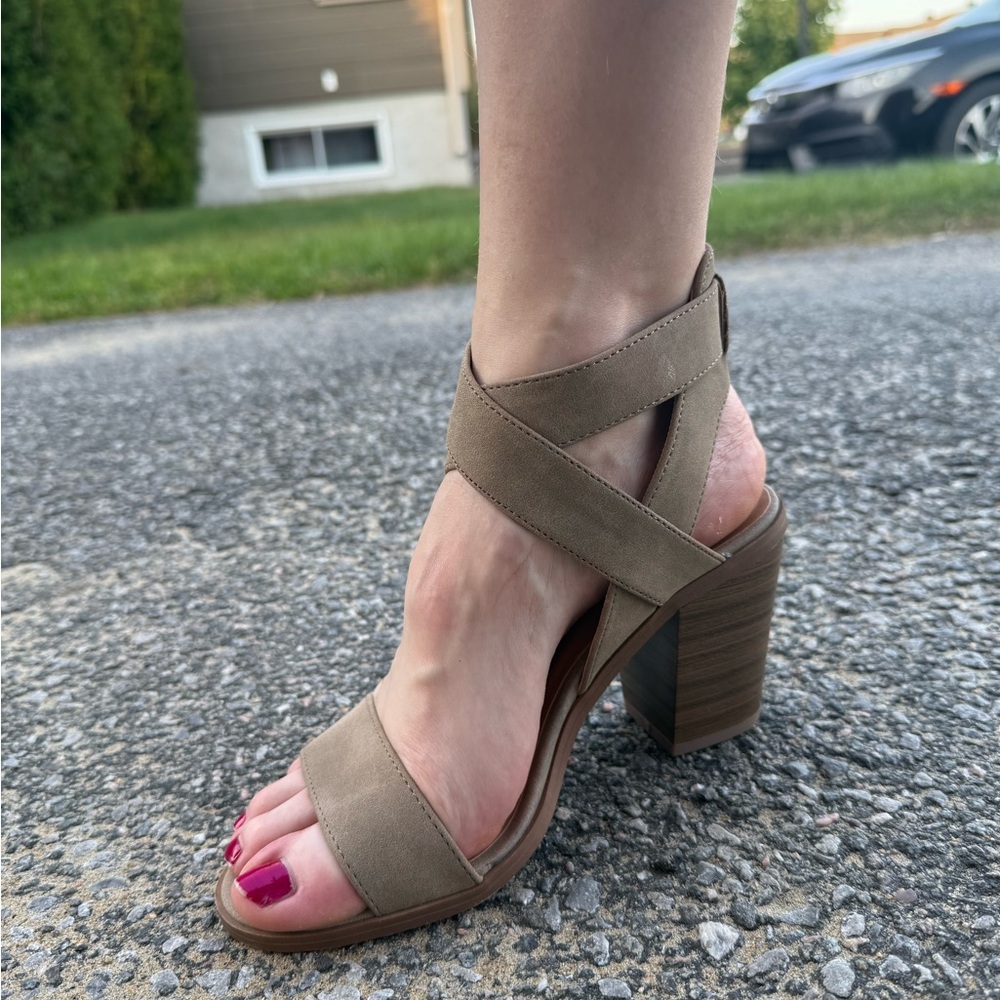 Elegant Sandals Tan Block Heel